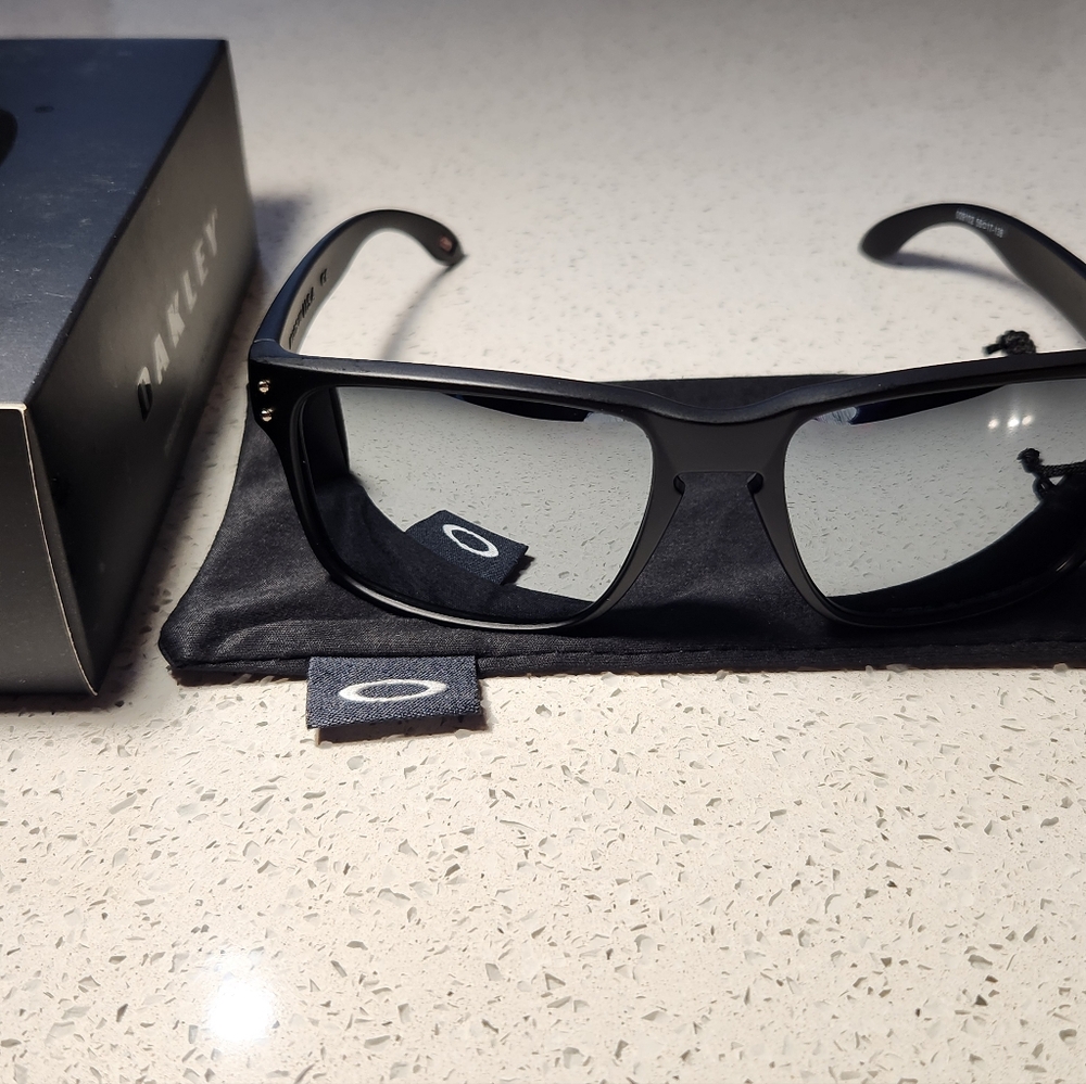 Oakley Holbrook Sunglasses Matte Black / Silver Polarized